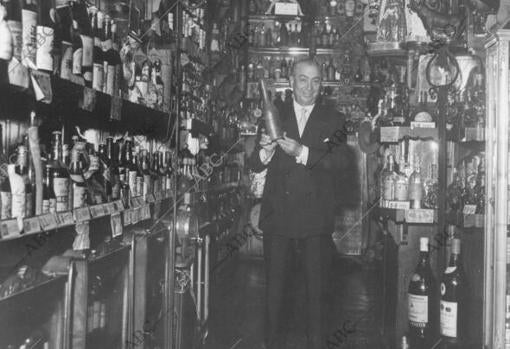 Pedro Chicote en su museo de bebidas