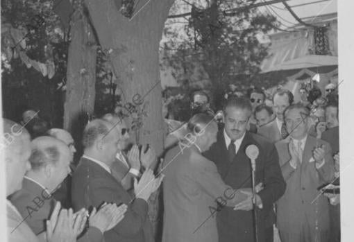El ministro de Trabajo, señor Girón de Velasco, abraza a Pedro Chicote, el popularísimo &quot;barman&quot;, después de haberle impuesto la medalla del Trabajo en 1954