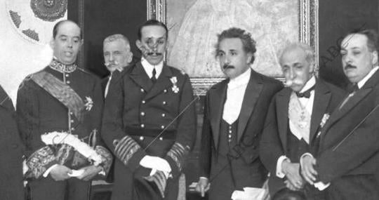 Madrid, 04/03/1923. Visita a España del Premio Nobel de Física Albert Einstein. En la imagen aparece acompañado de Alfonso XIII y los miembros de la Academia de Ciencias