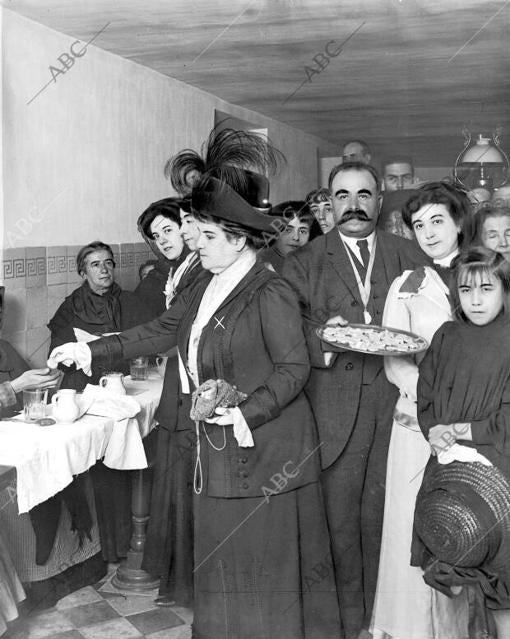 12/10/1911, conmemoración del Ave María en Madrid. - La marquesa de Esquilache distribuyendo una limosna de su bolsillo particular después de la comida que como de costumbre dio ayer dicha asociación a sus protegidos.