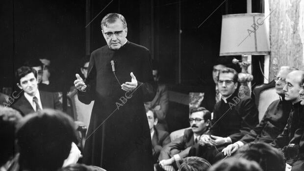 Monseñor Escrivá de Balaguer, en una tertulia