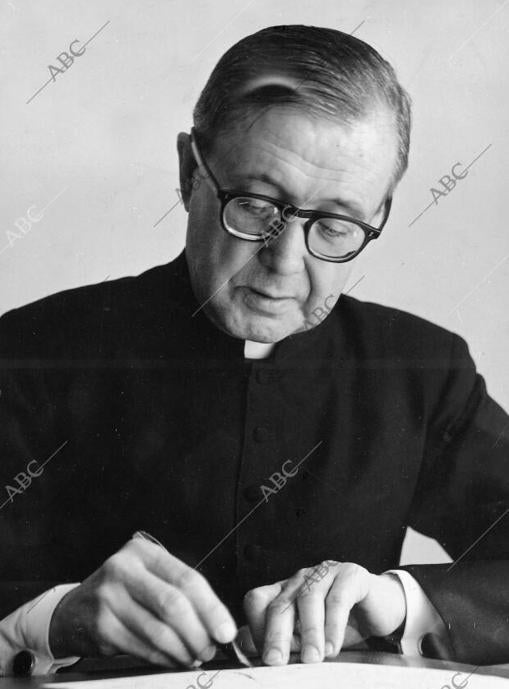 Escrivá de Balaguer, escribiendo