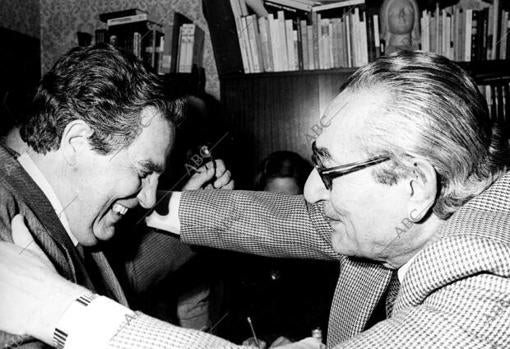 Octavio Paz felicita a Luis Rosales por haber obtenido el Premio Cervantes.