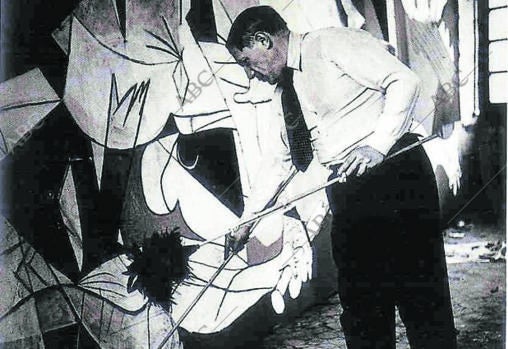 Pablo Picasso, pintando el 'Guernica' en 1937