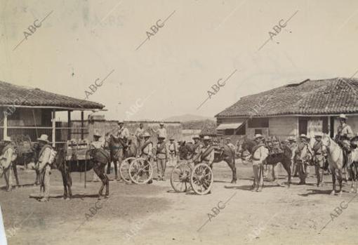 Tropas españolas en el momento del rancho, en Filipinas