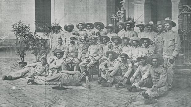 Los oficiales y soldados que formaron la guarnición de Baler