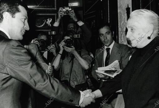 La Pasionaria y Adolfo Suárez, entrechan la mano durante la Transición