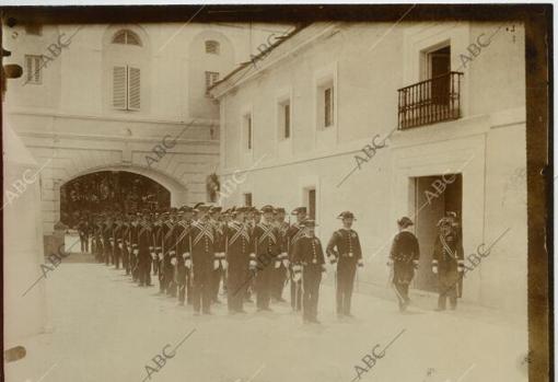 La sección de alabarderos que hacen guardia a las princesas de Battenberg.