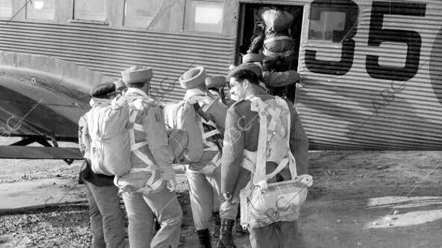 Paracaidistas españoles suben a un avión durante los años 50 en Alcalá de Henares