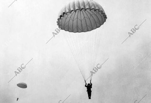 Paracaidistas españoles en pleno vuelo durante el año 1957