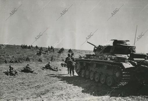Stalingrado. Septiembre de 1942. Los tanques germanos caminan en combinación con la Infantería, después de romper la formidable línea de defensa de los bolcheviques