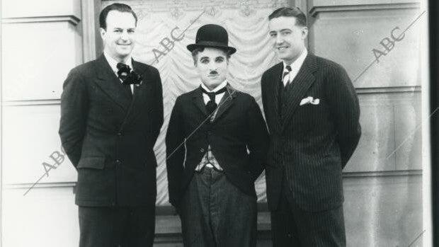 De izquierda a derecha, Harry Crocker, Charlot y Neville.
