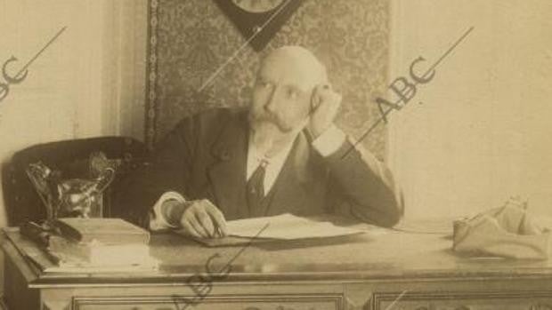 José Echegaray, en su despacho, en 1892