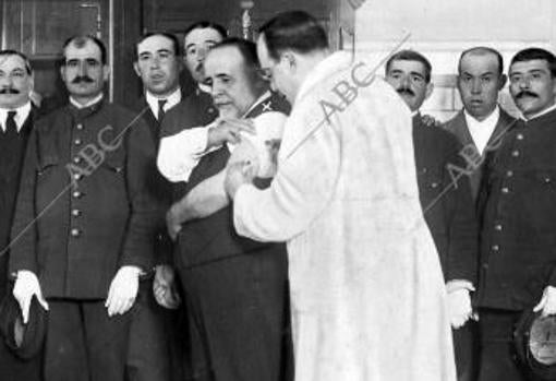 Un médico madrileño es vacunado con suero, en 1918, contra las complicaciones pulmonares de la famosa gripe española