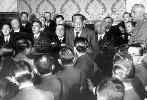 El general Sanjurjo en el centro, de paisano