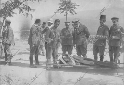 El general Cabanellas Interrogando a un herido en Marruecos.