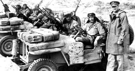 El coronel David Stirling, fundador del SAS (Special Air Service), con un grupo de ellos