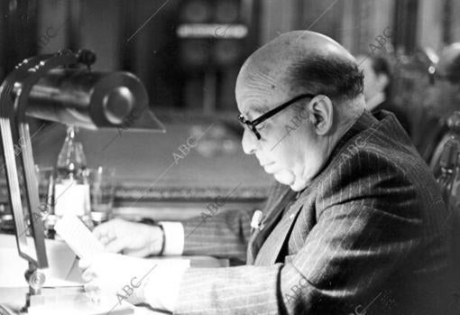 Julián Cortes-Cavanillas, durante una conferencia en los años del franquismo