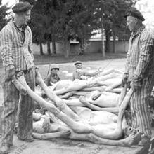 Dachau (Alemania) abril de 1945. Unos prisioneros trasladan cadáveres de muertos en el campo de concentración tras su liberación a finales de abril