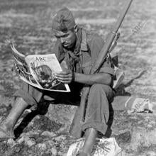 Soldado republicano, leyendo ABC en el frente