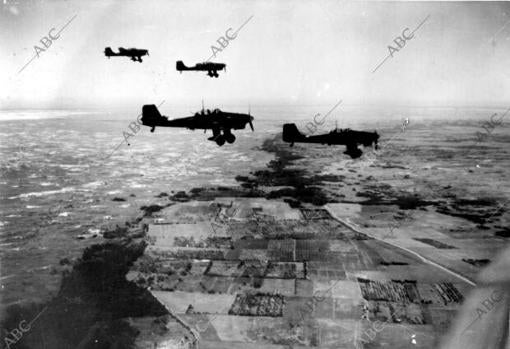 Los aviones alemanes en picado sobre la típica costa entre el Nieper y Crimea