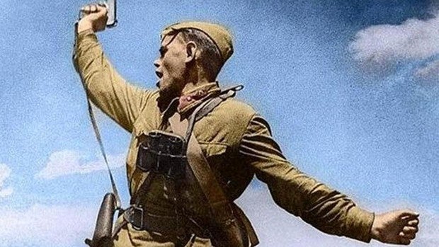 Un oficial soviético carga contra el enemigo mientras arenga a sus tropas