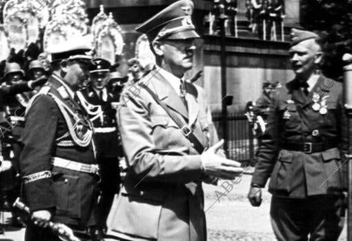 Adolf Hitler y Herman Göring, junto a Richthofen