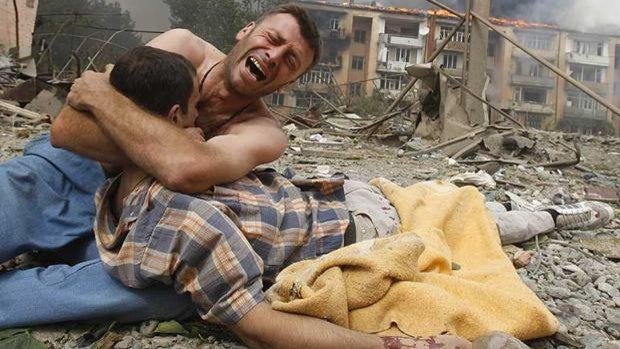 Un georgiano llora a un muerto en la ciudad de Gori, en 2008