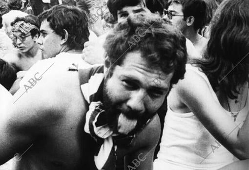 Fans de los Rolling Stones en el concierto de los Rolling Stones en el estadio Vicente Calderón de Madrid en 1982
