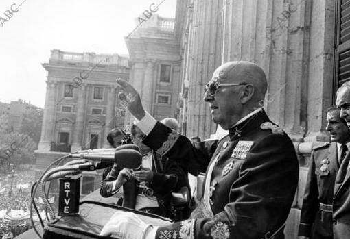 La última aparición pública de Franco en un acto en la Plaza de Oriente.