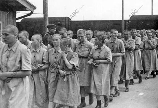 Un grupo de prisioneras del campo de concentración