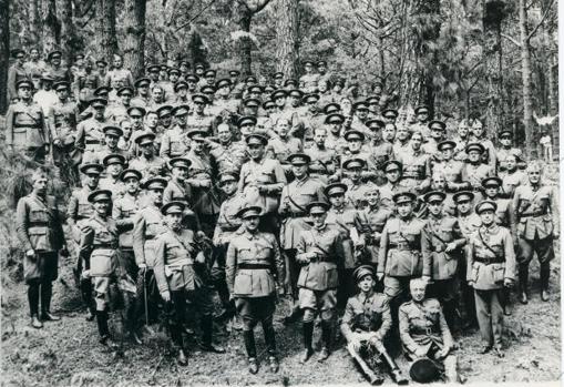 Franco, cuando era comandante general de Canarias, reunido con los jefes y oficiales de las guarniciones del archipiélago en el Monte de la Esperanza