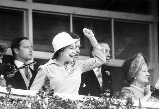 La Reina Isabel II de Inglaterra durante una carrera de caballos