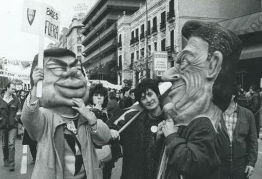 Muñecos representando a Felipe González y Ronald Reagan en una manifestación contra la OTAN en Madrid.