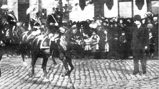 Tres disparos contra el Rey: el atentado del que Alfonso XIII se salvó atacando con su caballo al asesino