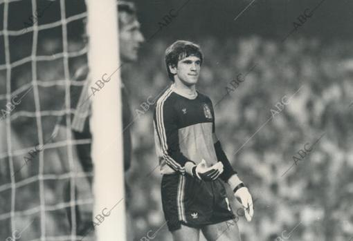 Arconada, en un partido de la selección española en 1982