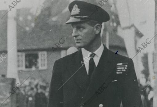 El príncipe Felipe de Grecia, que luego se convertiría en esposo de la Reina.
