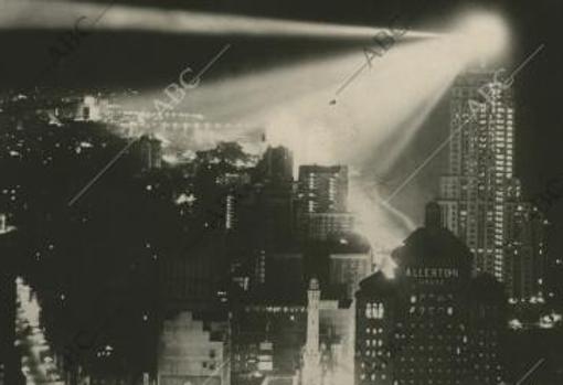 La ciudad de Chicago completamente iluminada por el reflector Lindbergh.