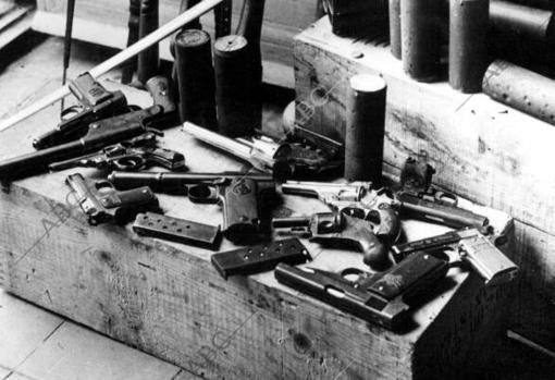 Bombas, armamento y Municiones Hallados en el domicilio del jefe regional de Falange