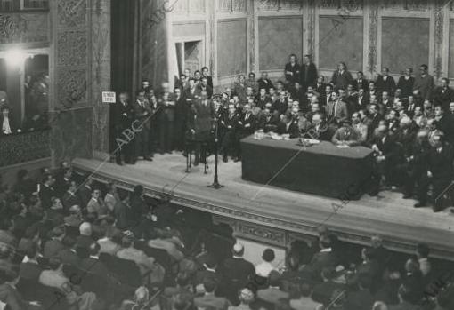 Acto fundacional de la Falange Española, celebrado en el Teatro de la Comedia