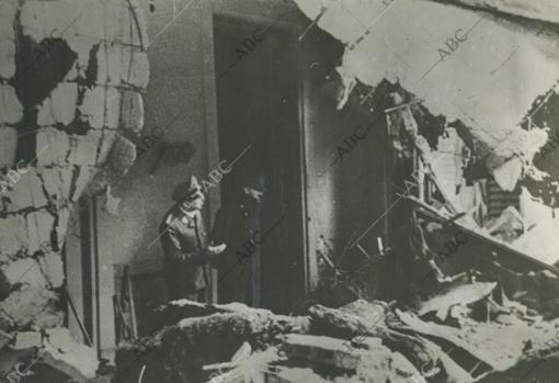 Adolf Hitler y su edecán Julius Schaub, contemplas las ruinas de la Cancillería
