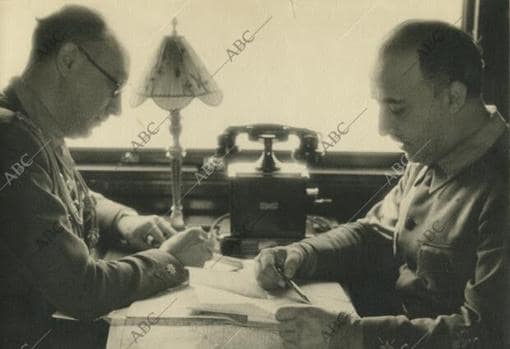 Franco (derecha), en una reunión sobre las operaciones militares durante la guerra
