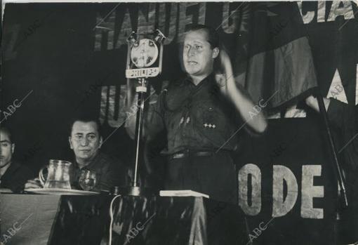José Antonio Primo de Rivera, en un mitin de Falange Española en el cine Madrid