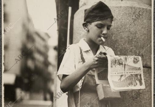 Un niño madrileño lee las noticias de la guerra en ABC