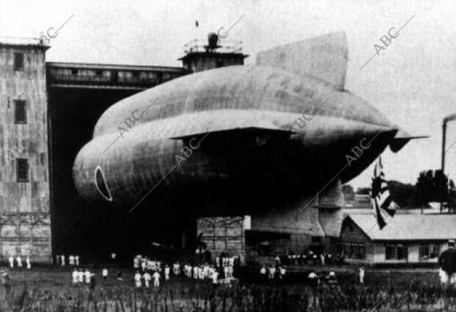 &#039;Dirigible Torres Quevedo&#039;, saliendo del hangar