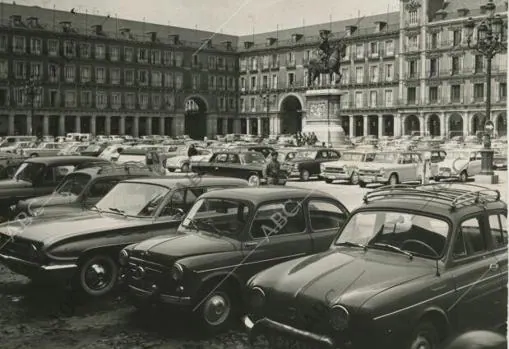 Cuando la Plaza Mayor era un aparcamiento a mediados del siglo XX