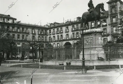 La Plaza Mayor de Madrid, en 1923, con árboles