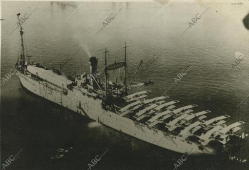 El &#039;Dédalo&#039;, a vista de pájaro: en proa, el hangar del dirigible