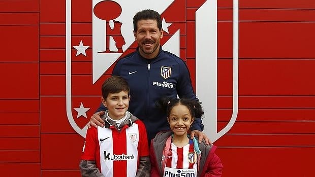 Gari y Auxi conocieron a la plantilla del Atlético