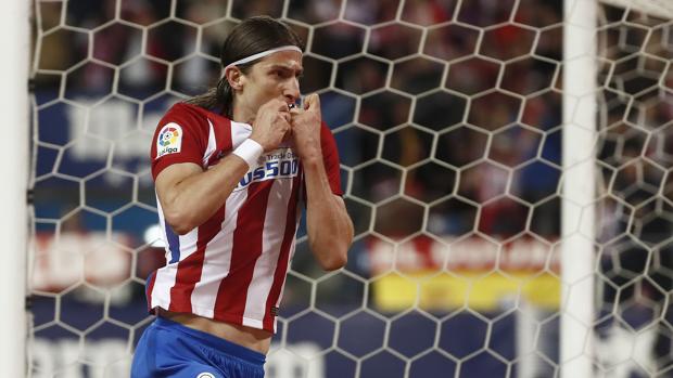 Filipe Luis impulsa al Atlético
